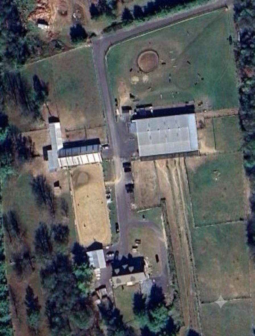 Aerial view of Farr Meadow Stable showing the indoor arena, barns, round pen and paddocks